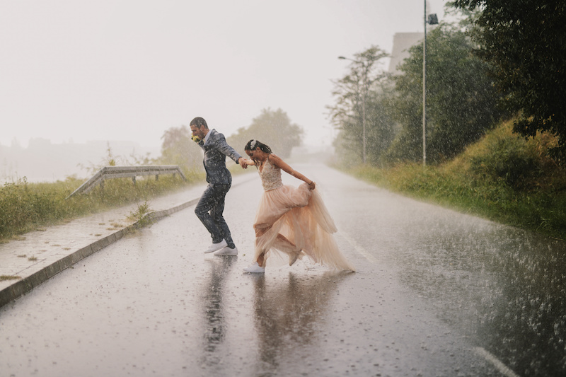 Hochzeitspaar im Regen