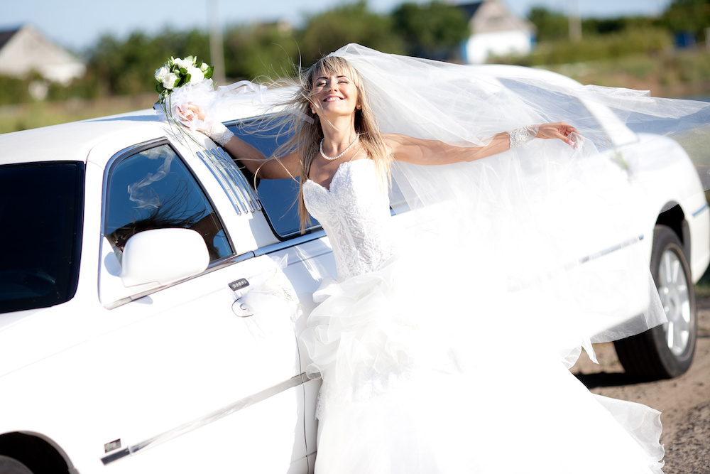Braut vor einer Limousine