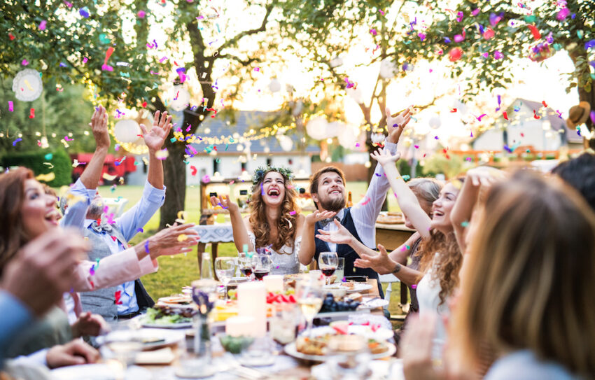 Hochzeitspaar im Garten