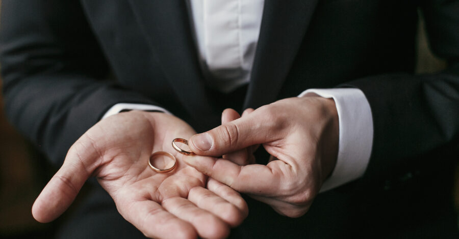 Bräutigam überlegt: Ringtausch beim Standesamt oder in der Kirche?