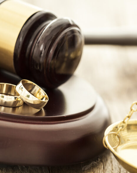 Eheringe auf Richterhammer soll eheliches Güterrecht symbolisieren