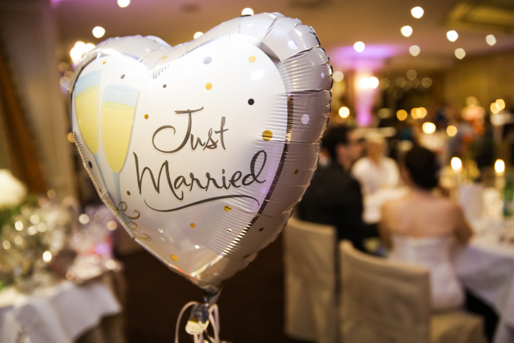 Just Married Ballon verdeckt den Blick auf den Hochzeitsredner